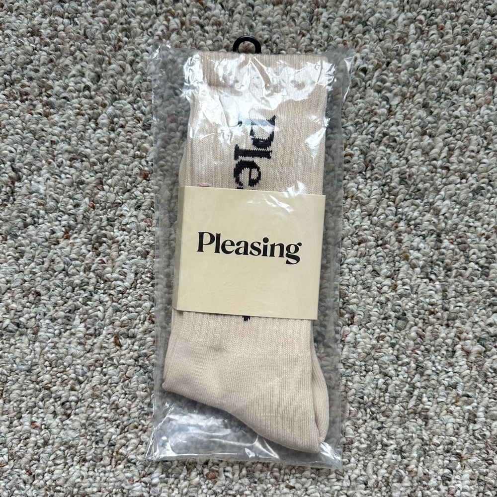 NWT Pleasing Holiday Pop Up Shop Exclusive Brown Logo Crew Socks Harry Styles